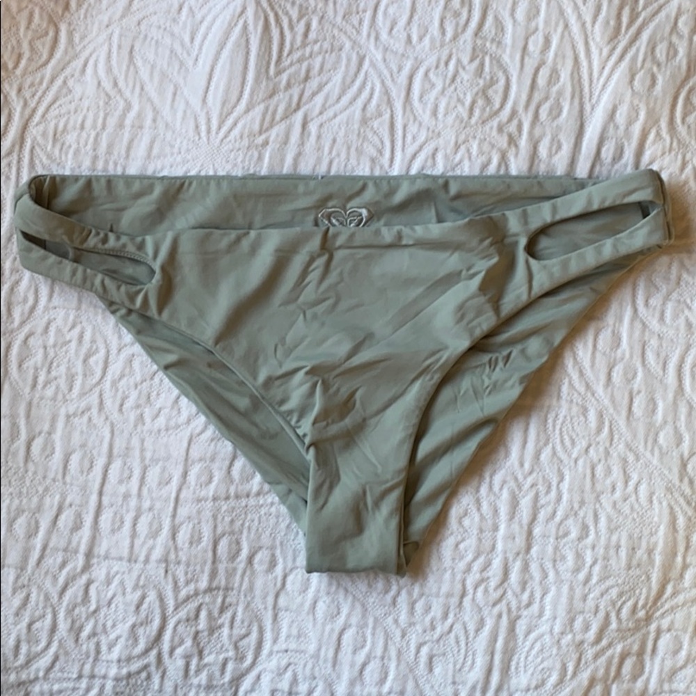 ROXY BIKINI BOTTOM. Size: Small.